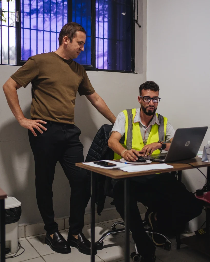 Equipe técnica da Único Group logística e comércio exterior em Pouso Alegre